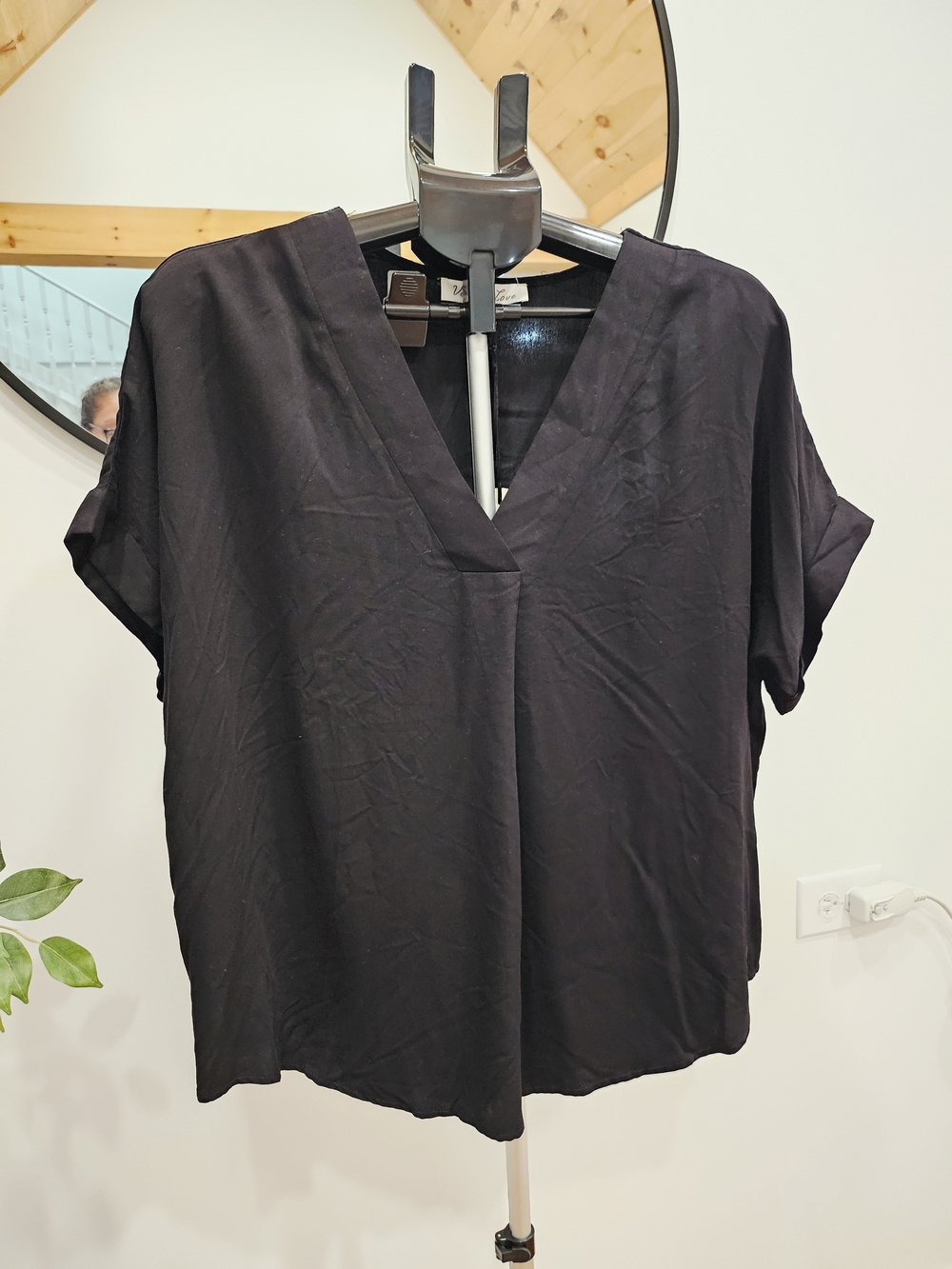 Vine & Love Black V-Neck Short Sleeve Blouse